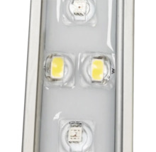 Nahaufnahme eines LED-Moduls mit mehreren Leuchtdioden in einem Gehäuse aus Metall.