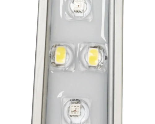 Nahaufnahme eines LED-Moduls mit mehreren Leuchtdioden in einem Gehäuse aus Metall.