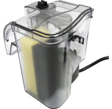 Transparenter Aquarium-Rucksackfilter mit gelbem und schwarzem Filterschwamm sowie Stromkabel.