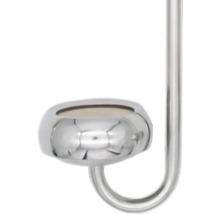Verchromte Handbrausehalterung oder Seifenschalenhalterung an einer Duschstange.
