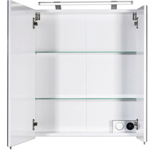 Geöffneter Badezimmer-Spiegelschrank mit zwei Glaseinlegeböden, integrierter Steckdose, Lichtschalter und LED-Aufsatzleuchte.