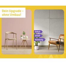 Zwei Wohnbeispiele zur Wandgestaltung: Eine glatte Wand mit Holzstuhl und ein modernes Zimmer mit Wandpaneelen in Betonoptik und Ledersessel.