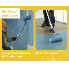 Anwendung einer blauen Flüssigbeschichtung auf Wand und Fliesenboden mit einer Farbwalze an einer Verlängerungsstange.