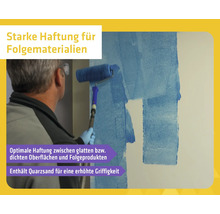 Eine Person trägt Grundierung mit einer Walze auf. Die Haftbrücke mit Quarzsand sorgt für optimale Haftung auf glatten Untergründen.