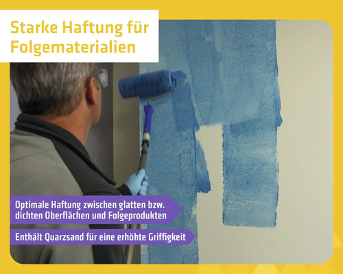 Eine Person trägt Grundierung mit einer Walze auf. Die Haftbrücke mit Quarzsand sorgt für optimale Haftung auf glatten Untergründen.