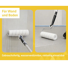 Farbroller beim Auftragen von Grundierung auf eine Wand und einen Boden. Für Wand- und Bodenflächen geeignet.