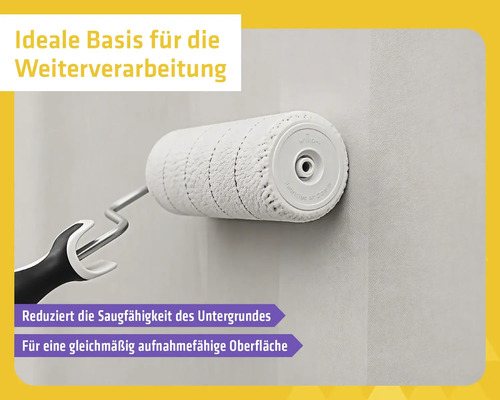 Farbwalze beim Auftragen von Grundierung auf eine Wand, reduziert die Saugfähigkeit für eine gleichmäßige Oberfläche zur Weiterverarbeitung.