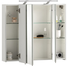 Dreitüriger Spiegelschrank für das Bad in Weiß, mit Glasböden, integrierter LED-Beleuchtung und Steckdose, geöffnete Türen.