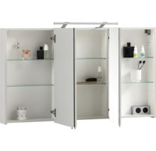 Spiegelschrank mit drei Türen, LED-Beleuchtung, Glasregalen und integrierter Steckdose, Innenansicht.
