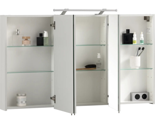 Spiegelschrank mit drei Türen, LED-Beleuchtung, Glasregalen und integrierter Steckdose, Innenansicht.