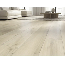 Heller Laminatboden in Eichenoptik als Landhausdiele verlegt in einem modernen, lichtdurchfluteten Wohnzimmer mit weißem Sofa.