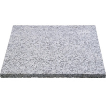 Quadratische Granitplatte aus Naturstein mit gesprenkelter Oberfläche für den Außenbereich.