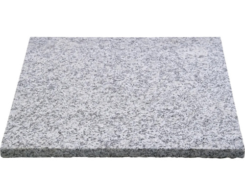 Quadratische Granitplatte aus Naturstein mit gesprenkelter Oberfläche für den Außenbereich.