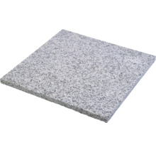 Quadratische Terrassenplatte aus Granit mit gesprenkelter Oberflächenstruktur.