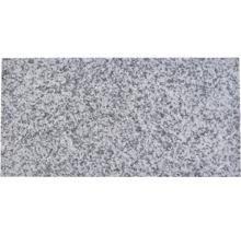 Rechteckige Natursteinplatte aus Granit mit fein gesprenkelter Oberfläche.