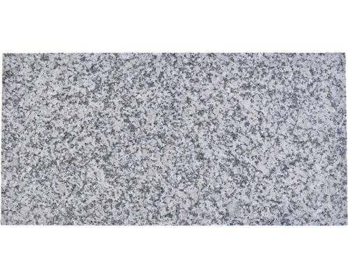 Rechteckige Natursteinplatte aus Granit mit fein gesprenkelter Oberfläche.