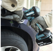 Eine Person arbeitet mit einer Makita Akku-Poliermaschine und einem 18 Volt LXT Akku an einem Fahrzeug.