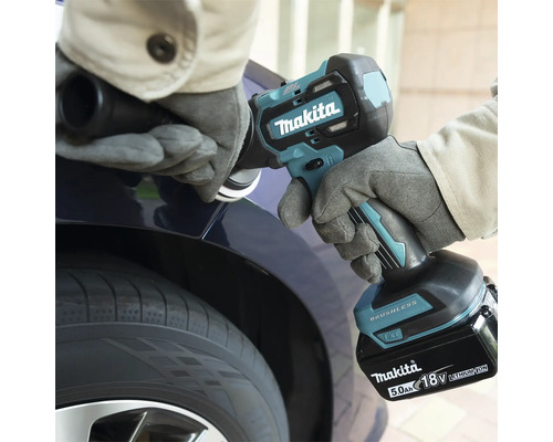 Eine Person arbeitet mit einer Makita Akku-Poliermaschine und einem 18 Volt LXT Akku an einem Fahrzeug.