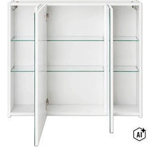 Dreitüriger Spiegelschrank für das Badezimmer in Weiß mit verstellbaren Glaseinlegeböden. Eine Tür ist geöffnet. (Image AI modified or generated)