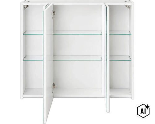 Dreitüriger Spiegelschrank für das Badezimmer in Weiß mit verstellbaren Glaseinlegeböden. Eine Tür ist geöffnet. (Image AI modified or generated)