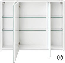 Dreitüriger Spiegelschrank für das Badezimmer mit Glaseinlegeböden und weißem Korpus, mittlere Tür geöffnet. (Image AI modified or generated)