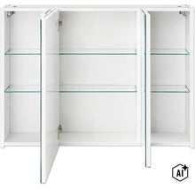 Geöffneter Spiegelschrank mit drei Türen, weißem Korpus und sechs Einlegeböden aus Glas. (Image AI modified or generated)