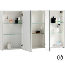 Weißer Badezimmerspiegelschrank mit drei offenen Türen, Glaseinlegeböden und verschiedenen Badezimmerutensilien. (Image AI modified or generated)