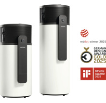 Zwei Stiebel Eltron Warmwasser-Wärmepumpen in verschiedenen Größen, Gewinner des Red Dot, German Design und iF Design Award zweitausendfünfundzwanzig.