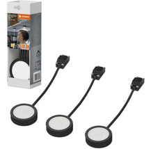 Ledvance Unterbauleuchte Spot Puck im Dreierset, runde LED Strahler für Schränke inklusive Kabel und Steckverbindern neben der Verpackung.