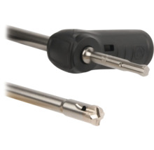 Detailansicht eines Handwerkzeugs mit ergonomischem Griff, Metallschaft und speziellem Steck- oder Verriegelungsmechanismus.