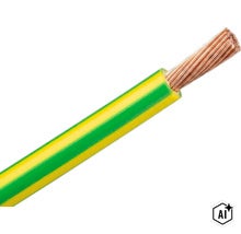 Grün-gelbe Aderleitung mit freigelegten Kupferdrähten am Ende, flexibles Kabel für die Elektroinstallation. (Image AI modified or generated)