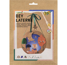 Folia Bastelset für eine DIY-Laterne Woodland mit Motiven von Fuchs, Bäumen und Mond, in einer Verpackung aus Kraftkarton.