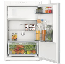 Geöffneter Bosch Einbaukühlschrank mit MultiBox XXL für Obst und Gemüse sowie CoolAirflow System für eine gleichmäßige Kühlung.