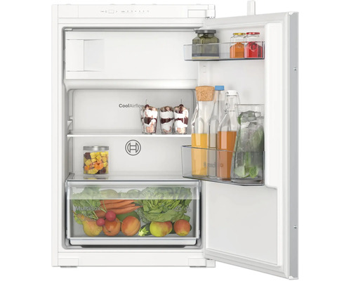 Geöffneter Bosch Einbaukühlschrank mit MultiBox XXL für Obst und Gemüse sowie CoolAirflow System für eine gleichmäßige Kühlung.