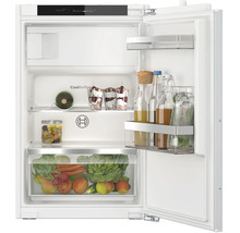Bosch Einbaukühlschrank mit MultiBox XXL Gemüsefach und offenem Innenraum mit Lebensmitteln