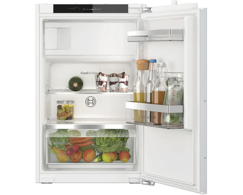 Bosch Einbaukühlschrank mit MultiBox XXL Gemüsefach und offenem Innenraum mit Lebensmitteln