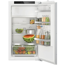 Bosch Einbaukühlschrank mit VitaFresh XXL Schublade und CoolAirflow System, geöffnet mit Lebensmitteln befüllt.