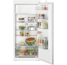 Einbaukühlschrank von Bosch mit offener Tür, gefüllt mit verschiedenen Lebensmitteln, inklusive MultiBox XXL Gemüseschublade und CoolAirflow.