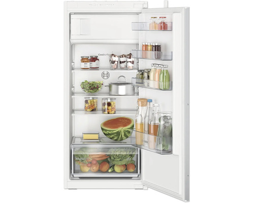Einbaukühlschrank von Bosch mit offener Tür, gefüllt mit verschiedenen Lebensmitteln, inklusive MultiBox XXL Gemüseschublade und CoolAirflow.