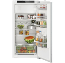 Bosch Einbaukühlschrank mit VitaFresh XXL Schublade und CoolAirflow System, offene Tür mit befüllten Ablagen.