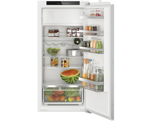 Bosch Einbaukühlschrank mit VitaFresh XXL Schublade und CoolAirflow System, offene Tür mit befüllten Ablagen.