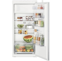 Bosch Einbaukühlschrank mit offenem Türbereich, gefüllten Regalfächern, MultiBox XXL Gemüseschublade und integrierter Innenbeleuchtung.