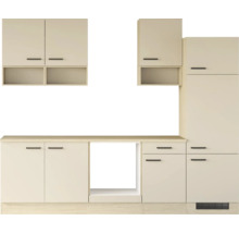 Moderne Küchenzeile mit Hängeschränken, Unterschränken und Hochschrank für Einbaugeräte in minimalistischem Design.