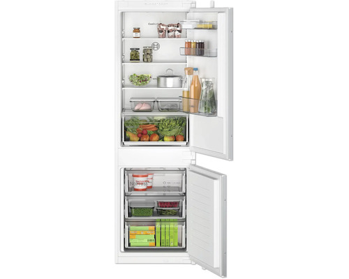 Bosch Einbaukühlschrank mit Gefrierfach und MultiBox, voll befüllt und geöffnet für eine optimale Übersicht.