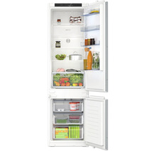 Bosch Einbaukühlschrank mit Gefrierfach und MultiBox XXL sowie NoFrost Technologie bei offener Tür mit Lebensmitteln befüllt.