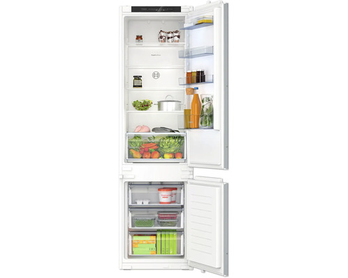 Bosch Einbaukühlschrank mit Gefrierfach und MultiBox XXL sowie NoFrost Technologie bei offener Tür mit Lebensmitteln befüllt.