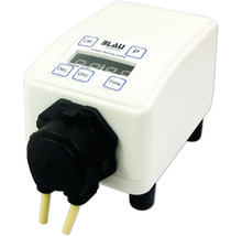 Blau Aquaristic Einzeldosierpumpe mit digitalem Display, Bedientasten und Schlauchanschluss für Aquarien.