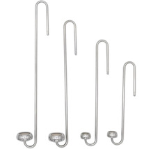 Vier silberne Aufhängehaken aus Metall in verschiedenen Längen, jeweils mit einem Haken oben und einer kleinen runden Schale unten.