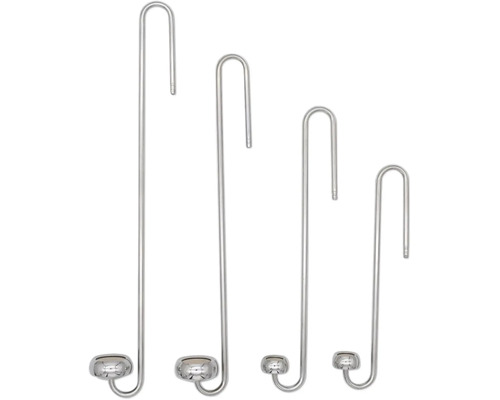 Vier silberne Aufhängehaken aus Metall in verschiedenen Längen, jeweils mit einem Haken oben und einer kleinen runden Schale unten.