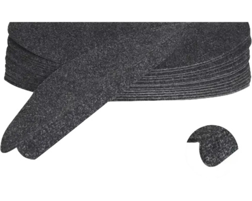 Stapel aus dunklen, selbstklebenden Stufenmatten aus Nadelfilz mit Detailansicht der Oberflächenstruktur.